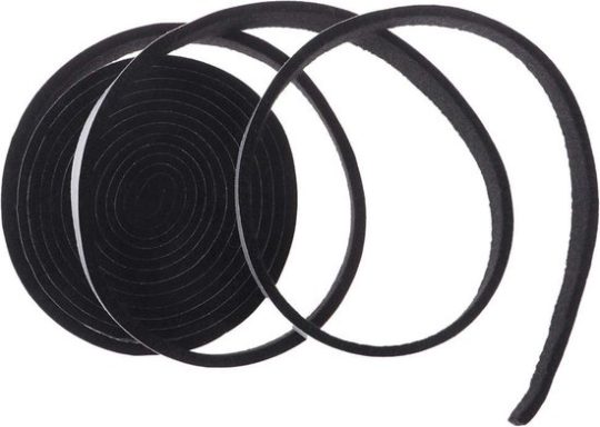 Zwart, flexibel rubberstuk, in cirkelvorm en rechte lengtes, voor diverse toepassingen.