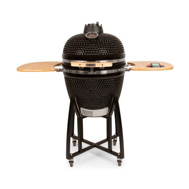 Ronde zwarte barbecue met houten zijtafels en een stevige standaard.